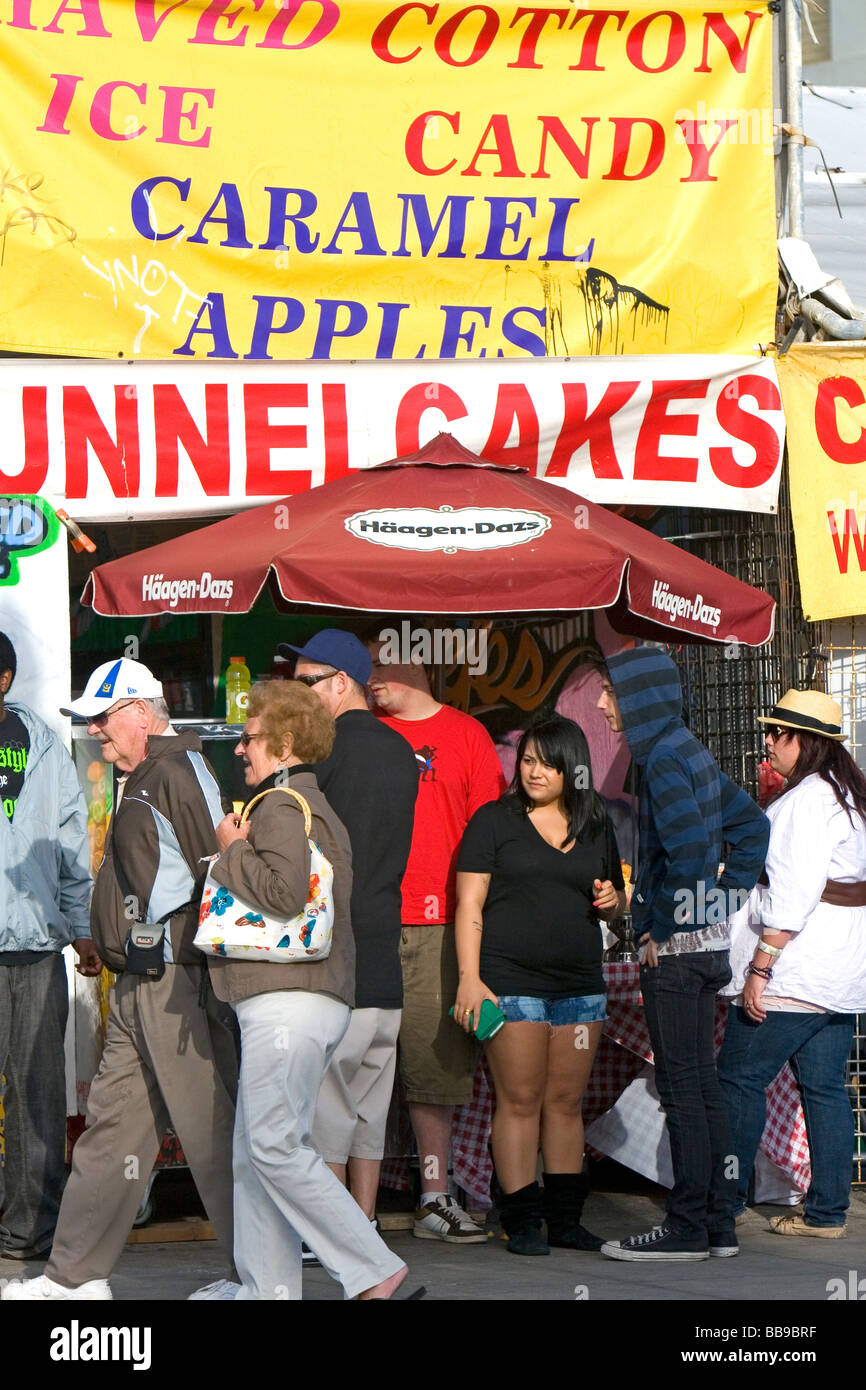 Menschen und Boardwalk Einzelhandelsflächen im Venice Beach Los Angeles Kalifornien Stockfoto