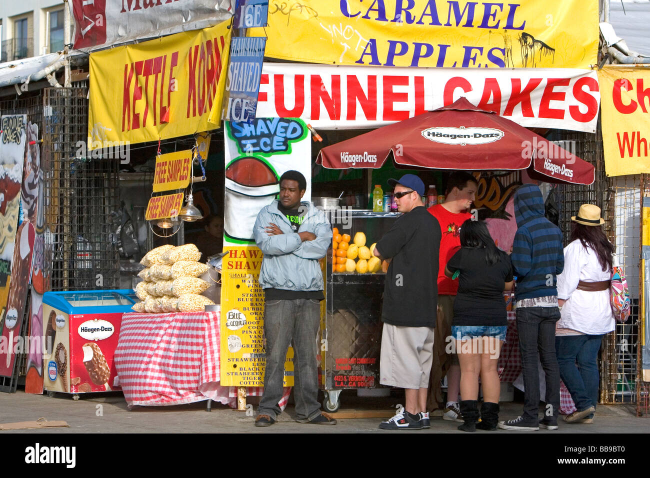 Menschen und Boardwalk Einzelhandelsflächen im Venice Beach Los Angeles Kalifornien Stockfoto