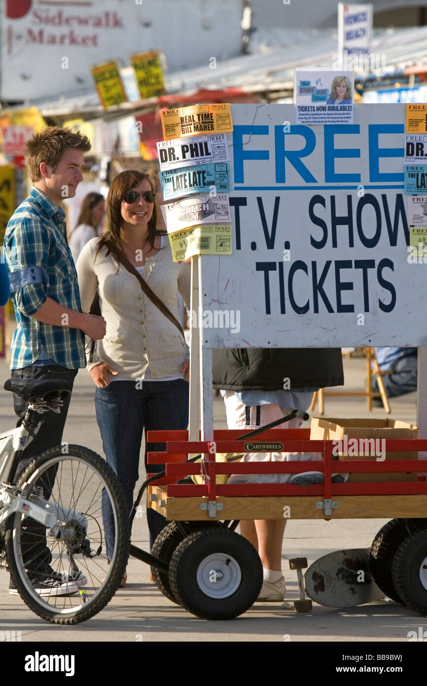 Menschen und Boardwalk Einzelhandelsflächen im Venice Beach Los Angeles Kalifornien Stockfoto