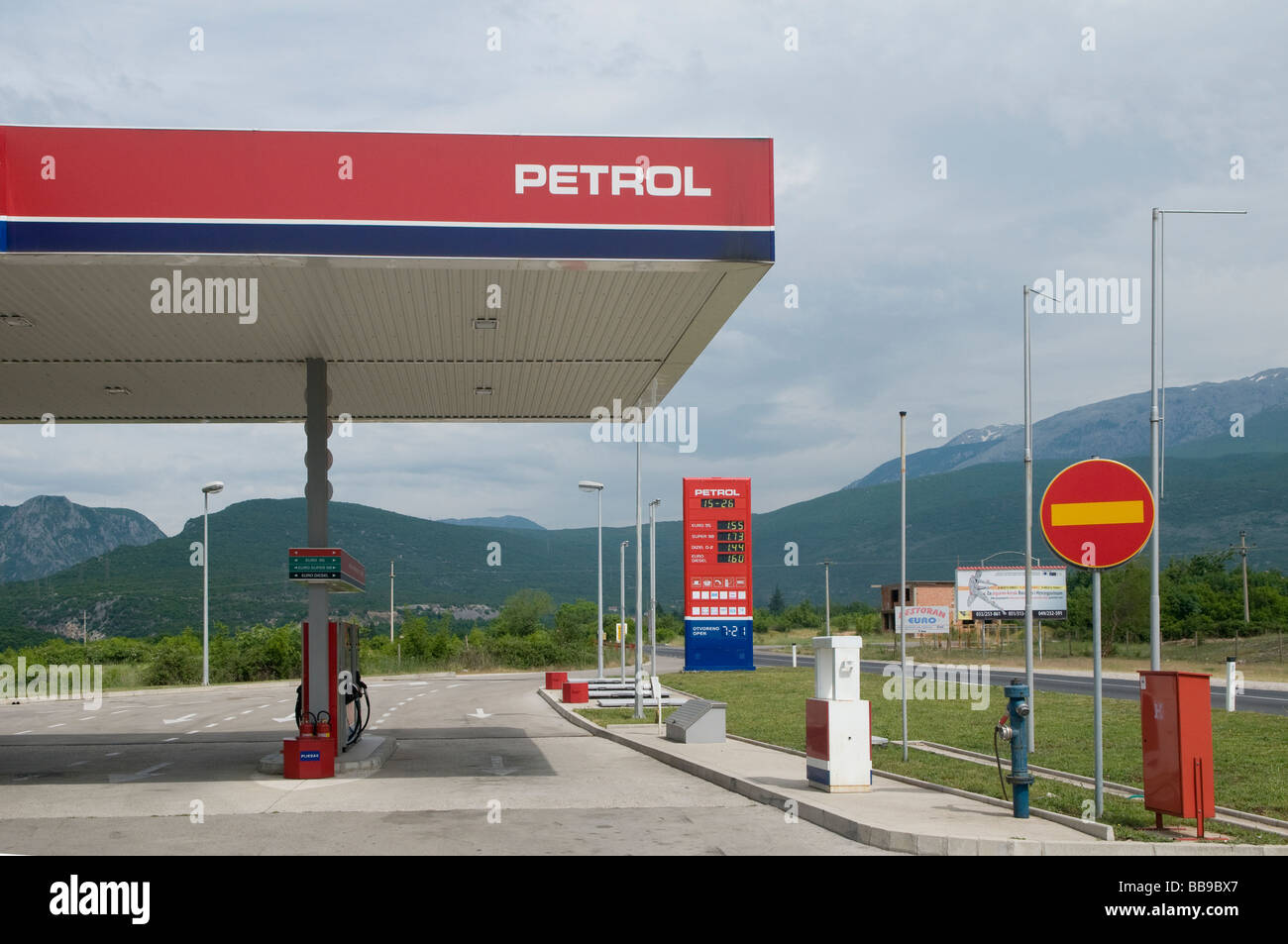 Eine Tankstelle im Besitz von Benzin BH Oil Company d.o.o. Sarajevo in Bosnien und Herzegowina Stockfoto