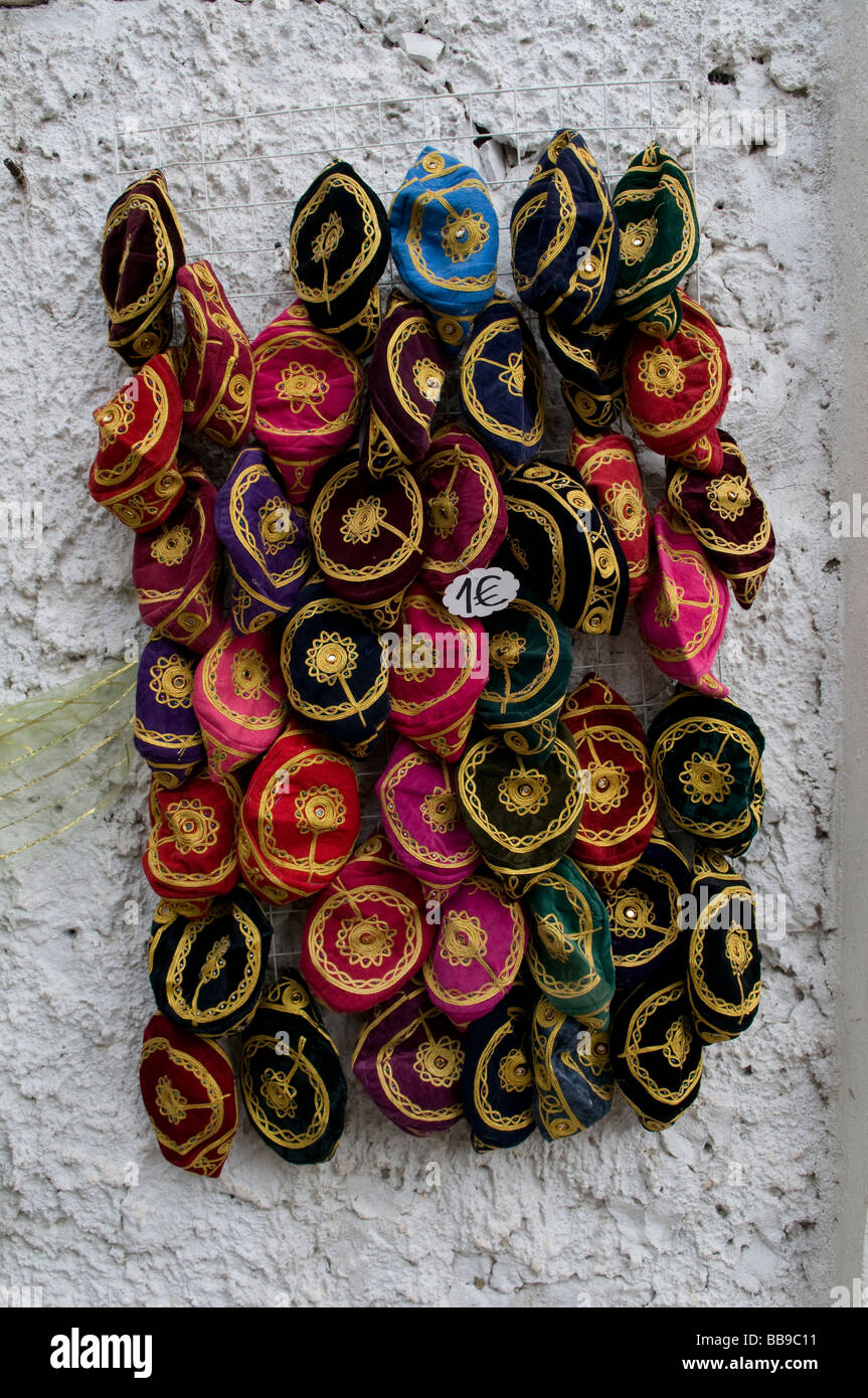 Traditionelle Takiyah abgerundete Kappen getragen von aufmerksamen Muslim zum Verkauf als Andenken an die alte Stadt Mostar in Bosnien-Herzegowina Stockfoto