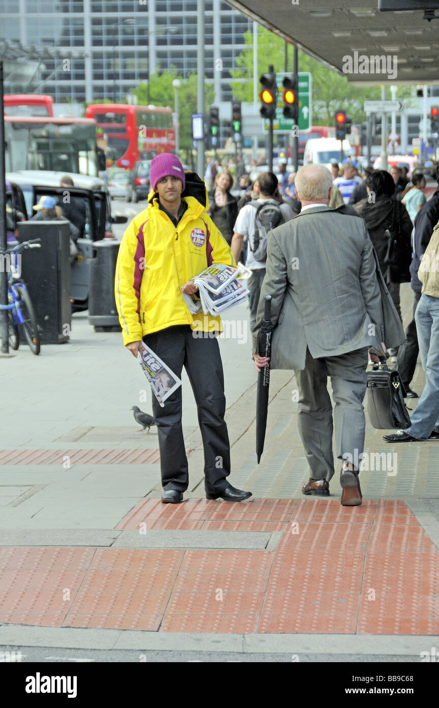 Mann, die Verteilung von London Lite Gratiszeitungen in Tottenham Court Road England UK Stockfoto