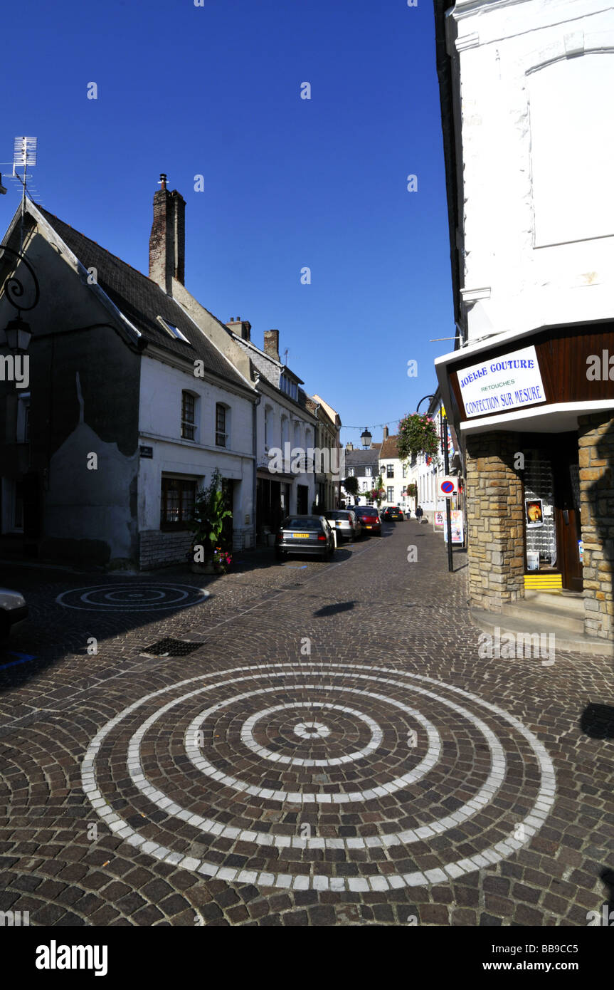 Montreuil-Sur-Mer-Straße mit kreisförmigen Straßenmarkierungen, Frankreich. Stockfoto