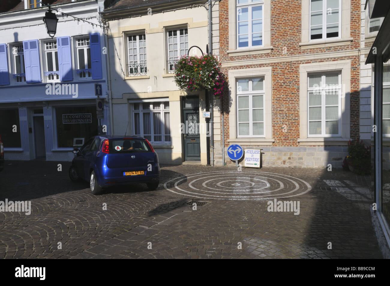 Montreuil-Sur-Mer-Straße mit kreisförmigen Straßenmarkierungen, Frankreich. Stockfoto