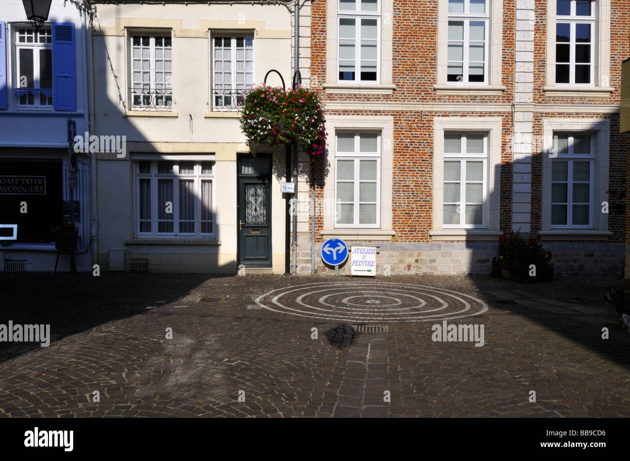 Montreuil-Sur-Mer-Straße mit kreisförmigen Straßenmarkierungen, Frankreich. Stockfoto