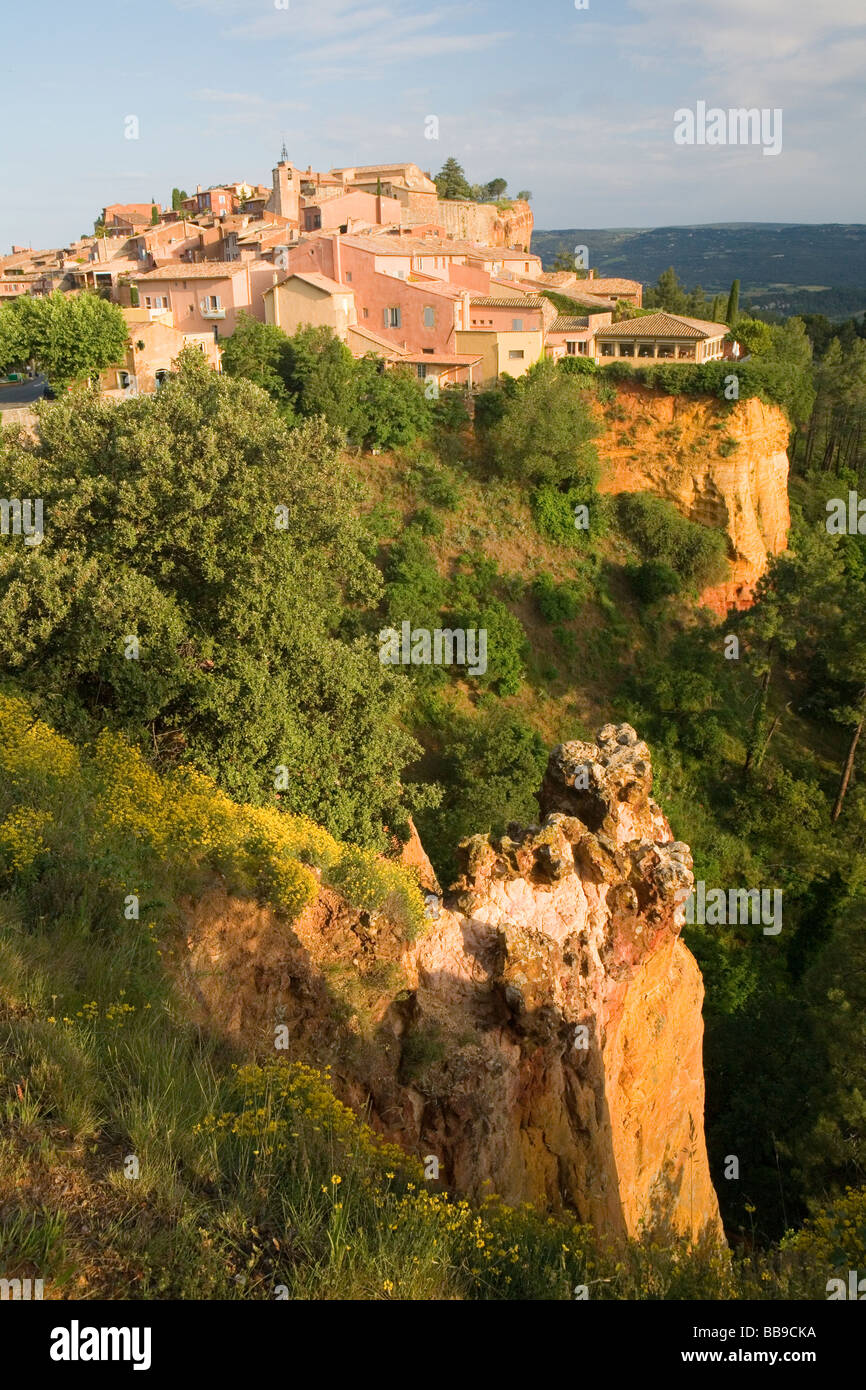 Morgendämmerung auf die ockerfarbenen Felsen bei Roussillon Stockfoto