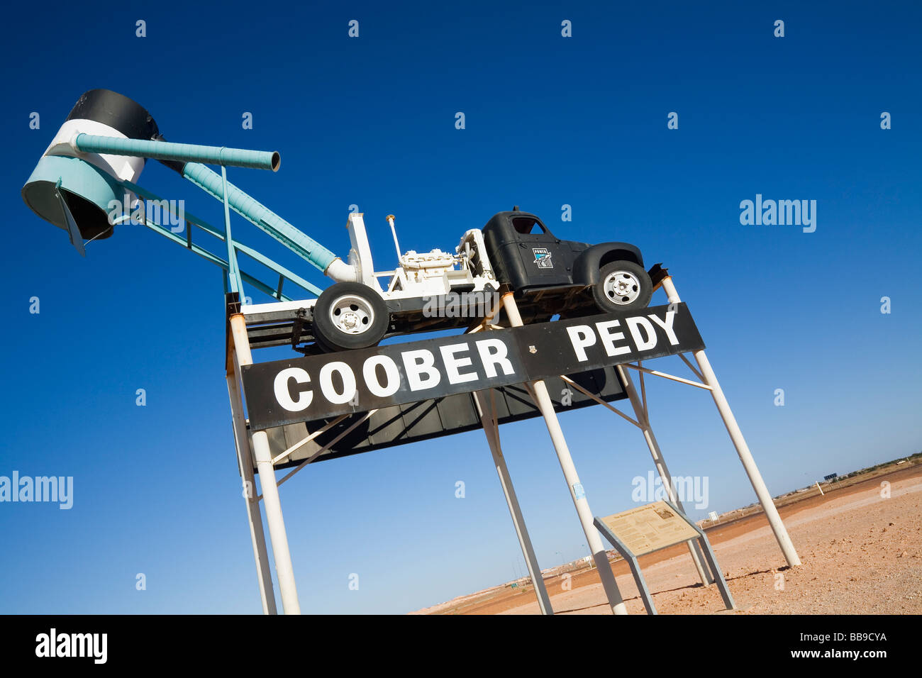 Ein Gebläse LKW empfängt die Besucher in die Outback-Stadt Coober Pedy, Südaustralien, Australien Stockfoto