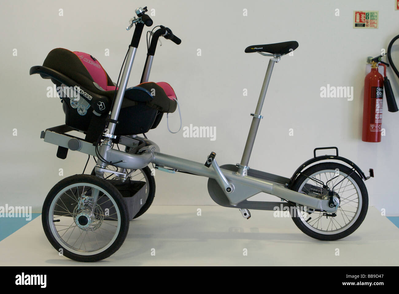 Start des neuen Kinderwagen Bike namens Taga dieses Bike ist ein Kinderwagen,  der Falten zu einem Push-Kinderwagen Stockfotografie - Alamy