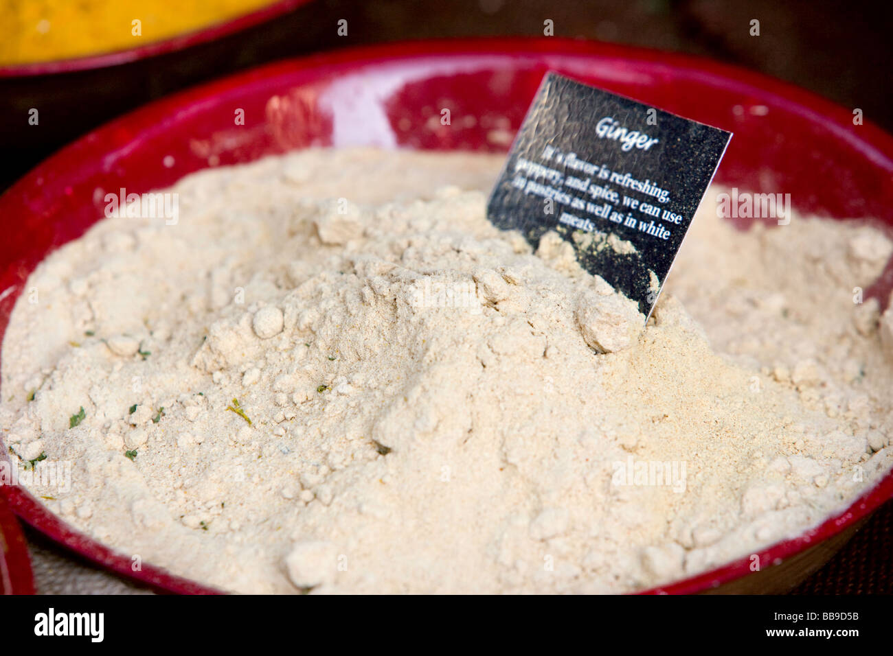 Pulverisierter Ingwer in einer großen roten Schüssel. Stockfoto