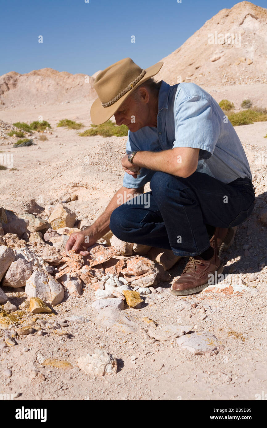 Noodling (fossicking) für Opale. Coober Pedy, Südaustralien, Australien Stockfoto