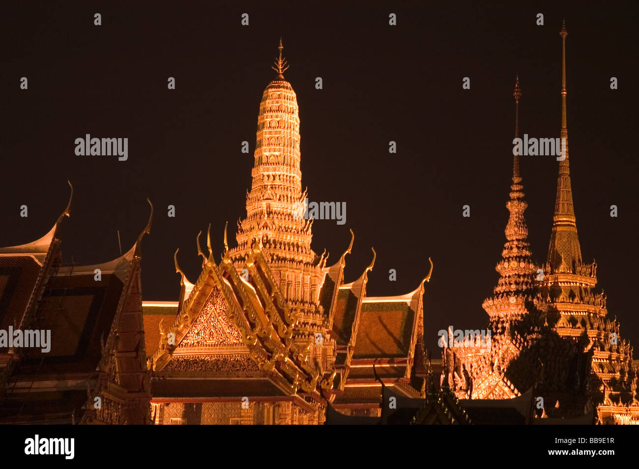 Die Royal Grand Palace und Wat Phra Kaeo bei Nacht Bangkok Thailand Stockfoto