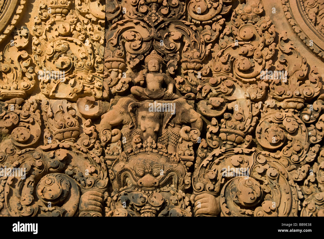 Detail von Banteay Srei, der Zitadelle der Frauen oder Schönheit, berühmt für komplizierte rote Sandsteinschnitzereien von mythischen Kreaturen wie Kala. Kambodscha. Stockfoto