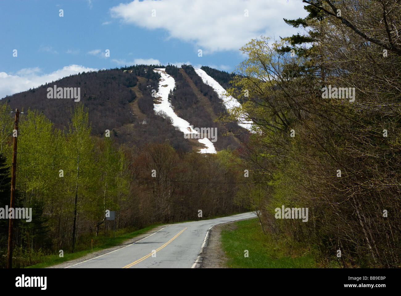 Straße nach Vermont Jay Peak Resort im Frühjahr, Loipen zeigen Frühling. Stockfoto