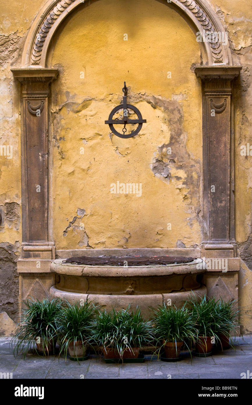 Alter Brunnen im Innenhof von Siena, Toskana, Italien Stockfoto