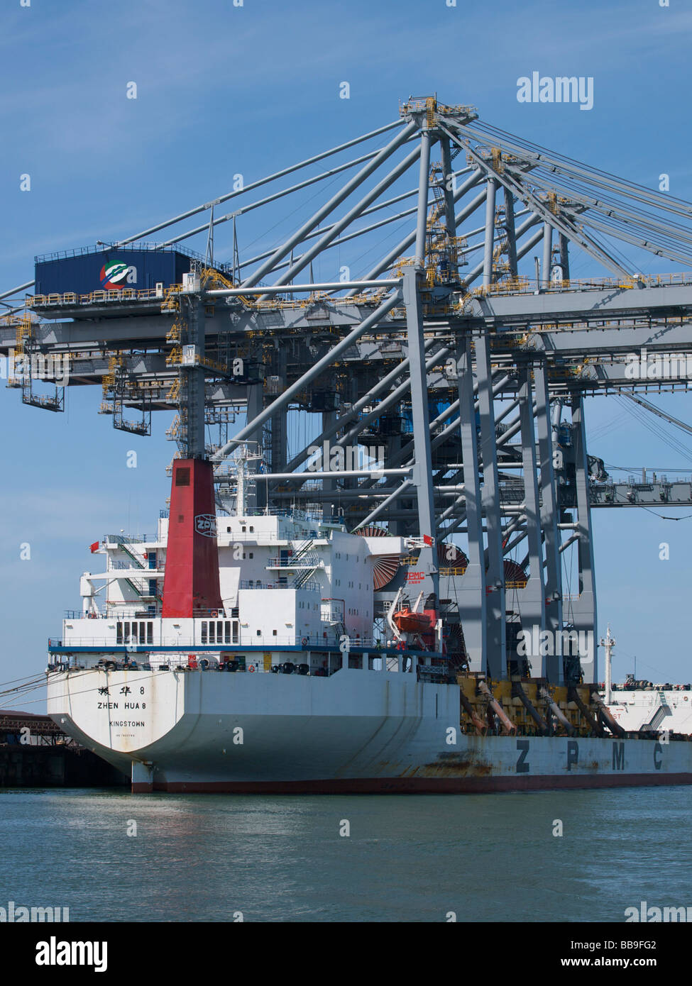 Zhen Hua 8 im Rotterdamer Hafen terminal Containerbrücken aus China nach Europa tragen Stockfoto