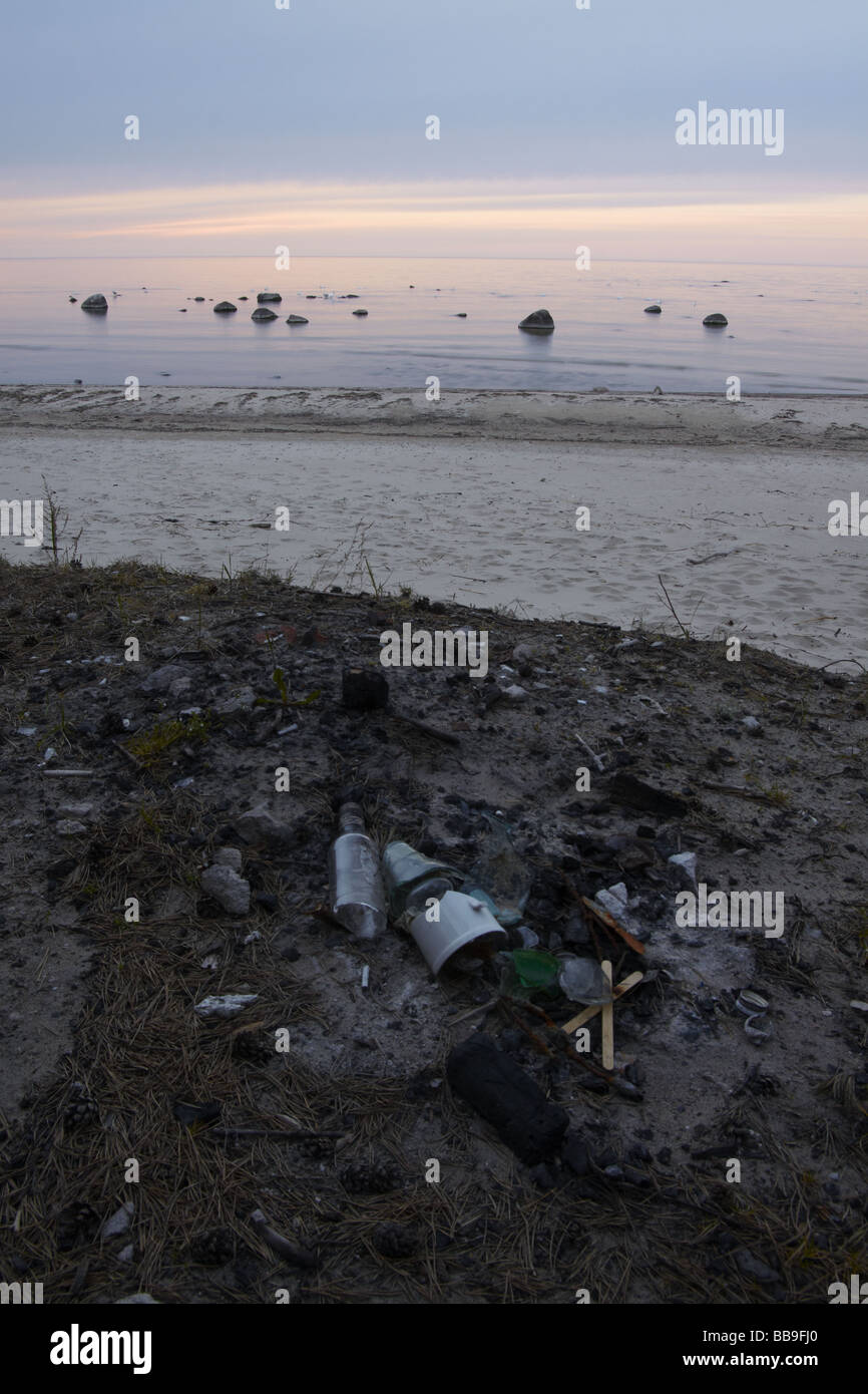 Müll am Naturstrand Stockfoto