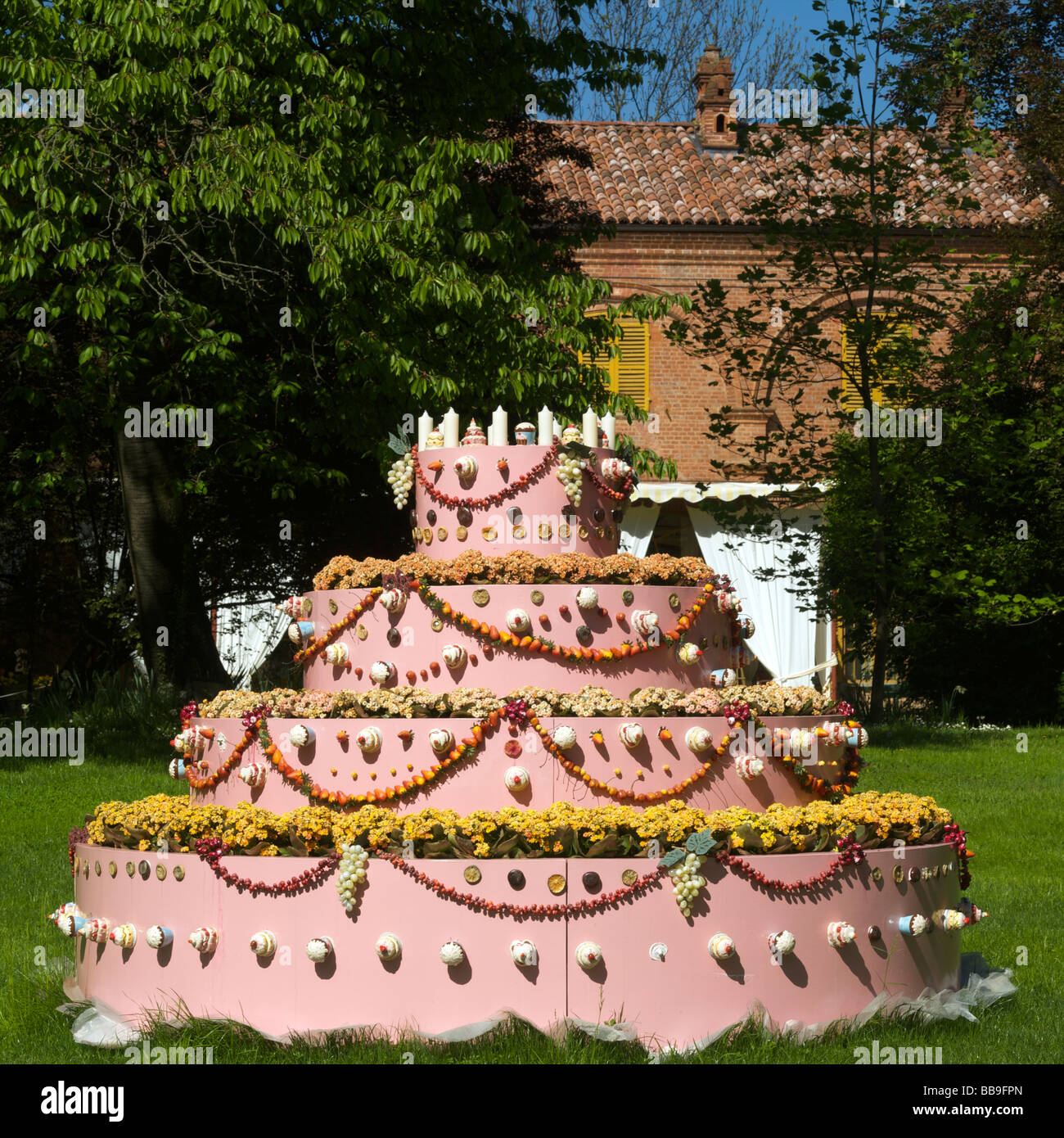 Italien pralormo Messer tulipano riesigen fake Kuchen Stockfotografie -  Alamy
