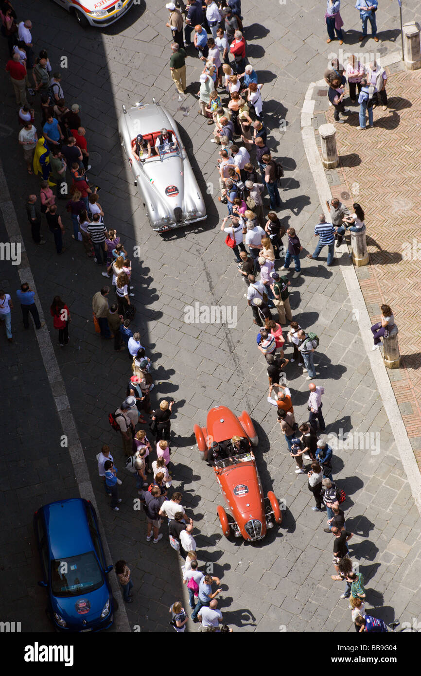 Maserati A6GCS und Jaguar XK 120 OTS Ankunft in Siena, Mille Miglia 2009 anzeigen Vögel Stockfoto