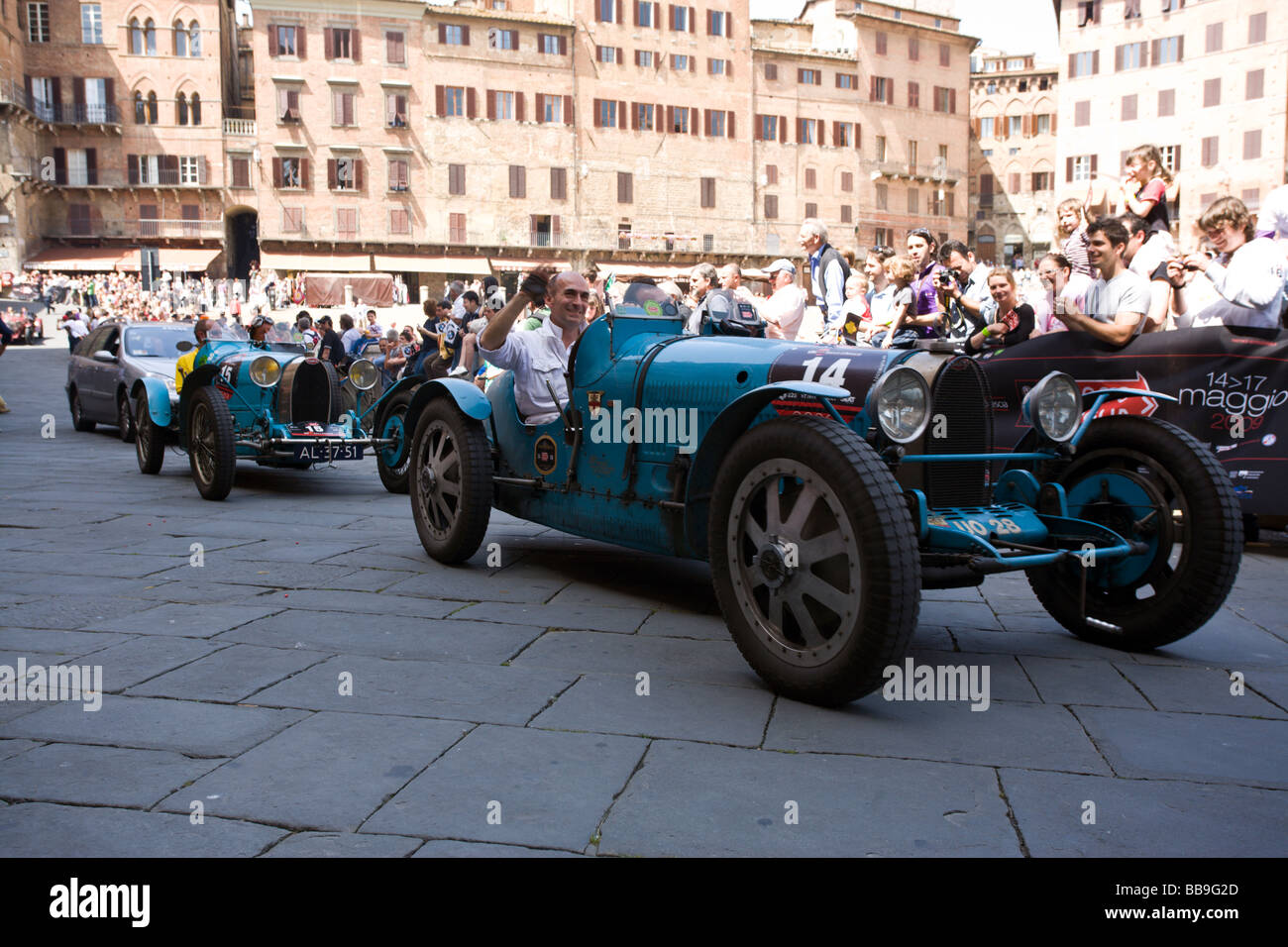 zwei Bugatti Oldtimern, Ankunft am Piazza del Campo in Siena, während Mille Miglia 2009 Stockfoto