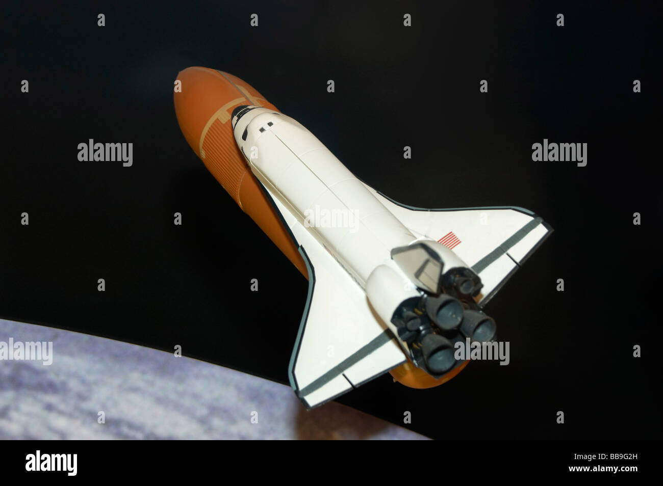 Ein Modell des Space Shuttle mit der Erde im Hintergrund Stockfoto