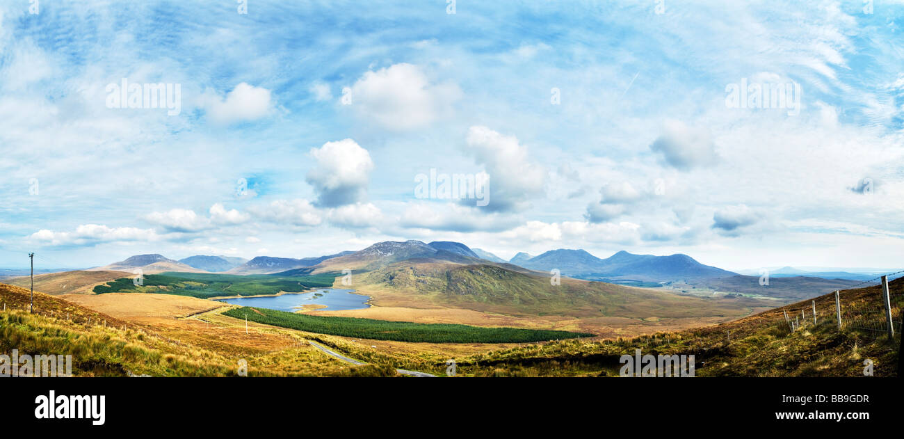 Panorama-Bild der zwölf Bens Bergkette, Connemara, Galway im Westen Irlands Stockfoto