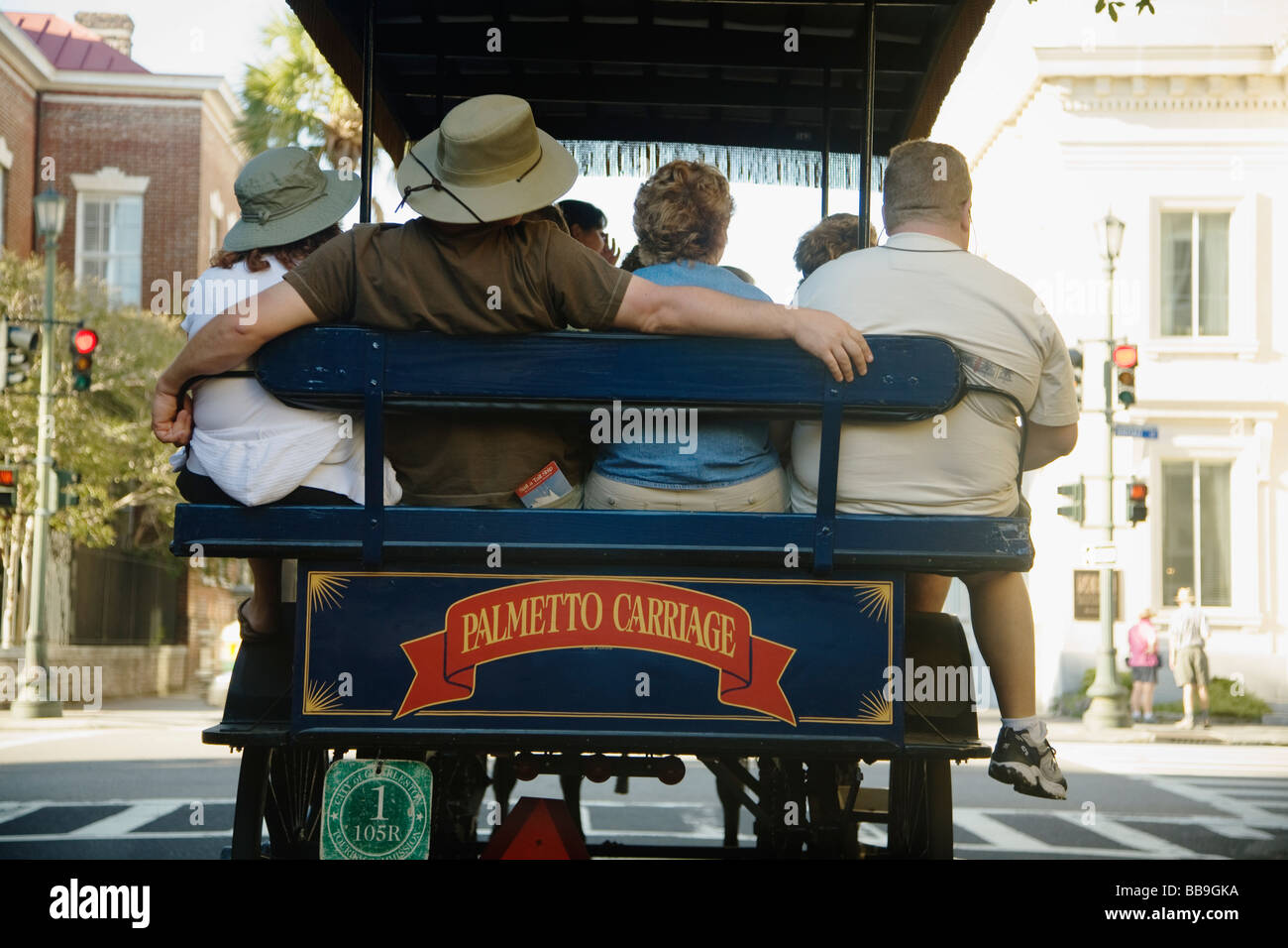 Rückansicht des Touristen auf einem Pferd gezogenen Kutsche, Charleston, South Carolina, USA Stockfoto