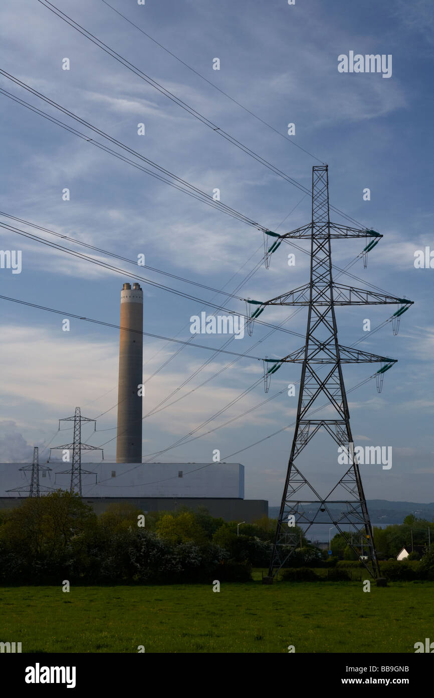 Stromleitungen und Freileitungsmasten aus Kilroot Kraftwerk County Antrim-Nordirland Vereinigtes Königreich Stockfoto