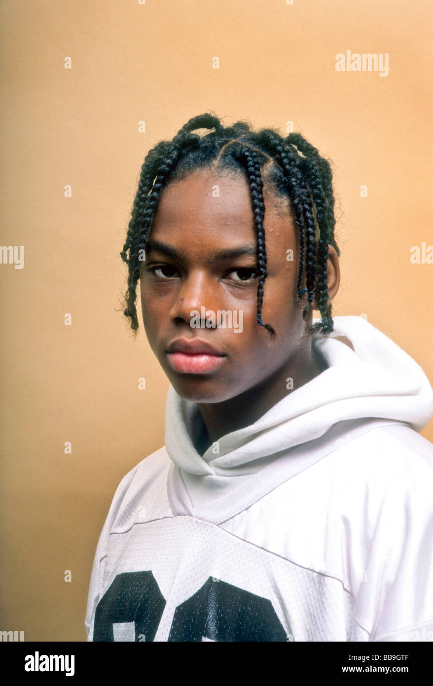 Schwarze Teen Boy Portrat Lacheln Dreadlock Frisur Stockfotografie Alamy