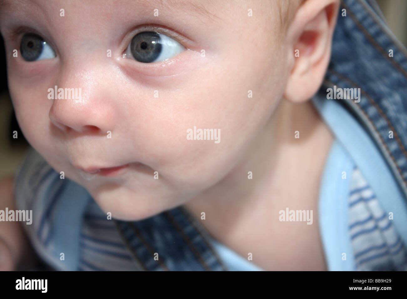 Einen kleinen Jungen, der seinen Kopf frei vom Boden anheben Stockfoto