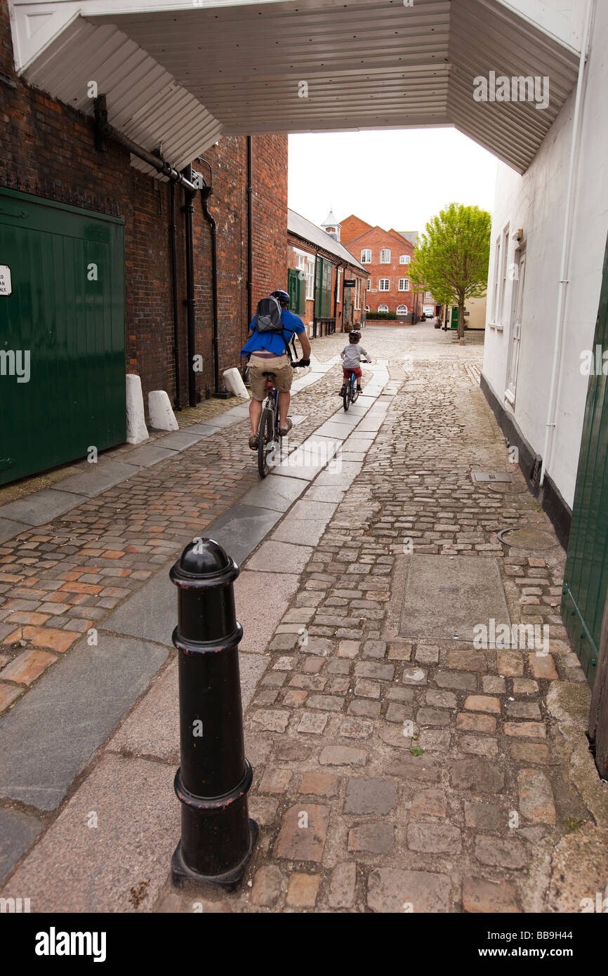 England Buckinghamshire Marlow Stadtzentrum Vater und Sohn, Radfahren durch alte Wethered Brauerei-Eingang Stockfoto