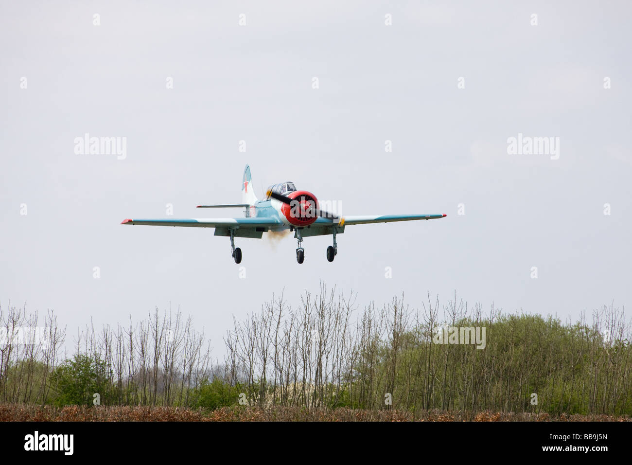 Yakolev Yak-52 G-TYAK im Endanflug auf Sandtoft Flugplatz landen Stockfoto