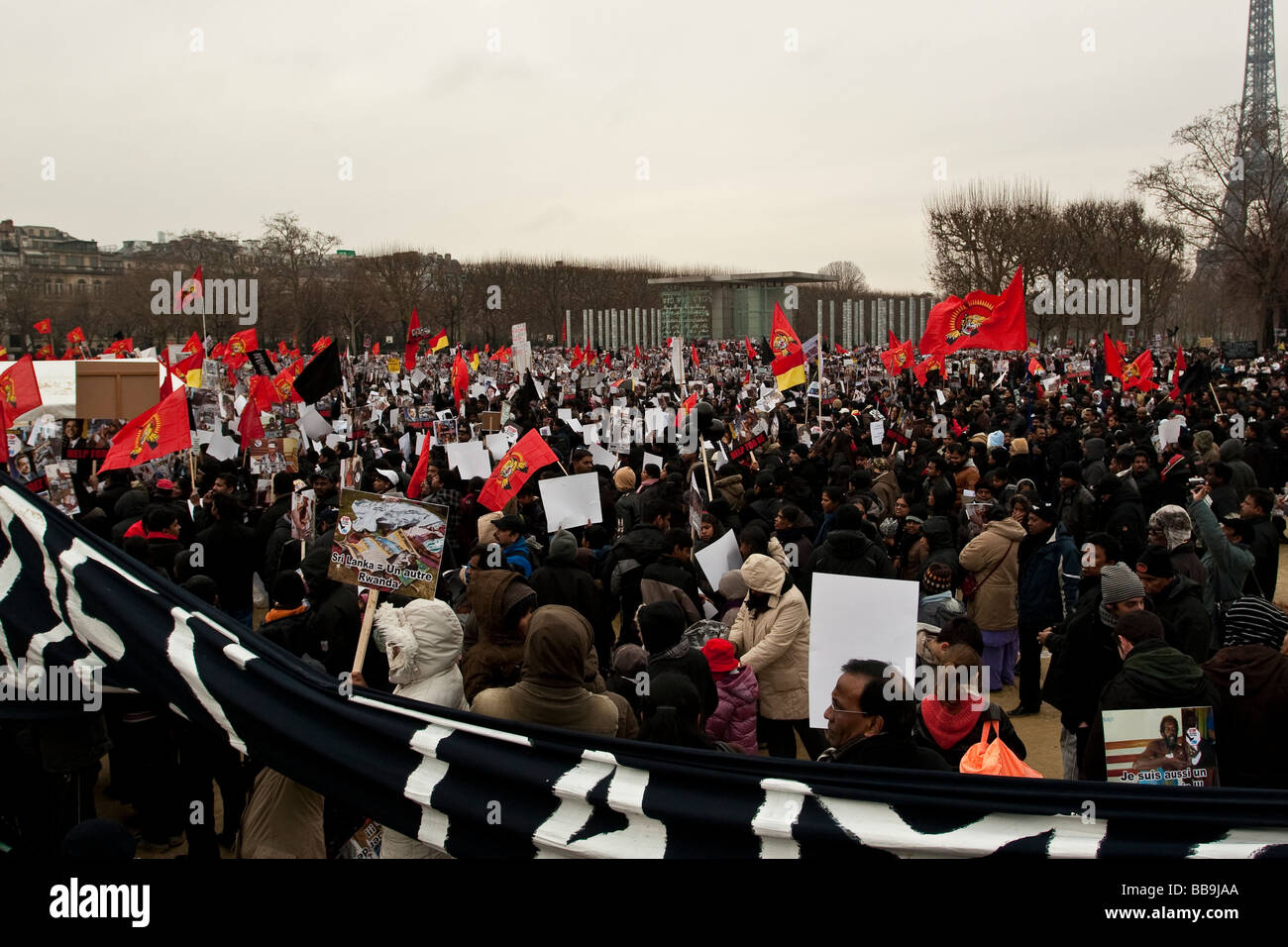 Tamil-Tiger in Paris gegen die srilankische Regierung Führung des Krieges gegen die Rebellen der Tamil Tigers demonstriert. Stockfoto
