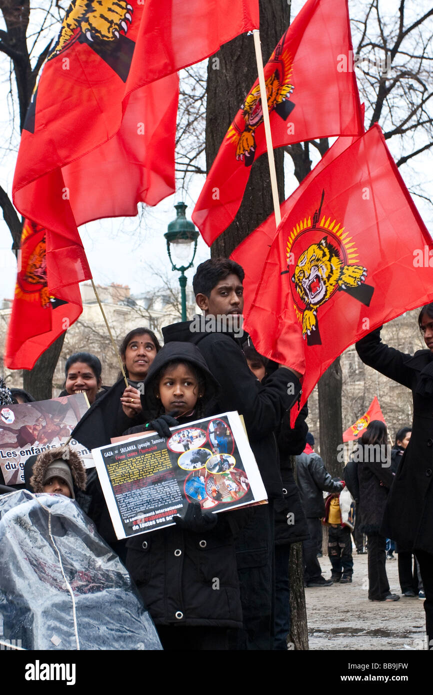 Tamil-Tiger in Paris gegen die srilankische Regierung Führung des Krieges gegen die Rebellen der Tamil Tigers demonstriert. Stockfoto
