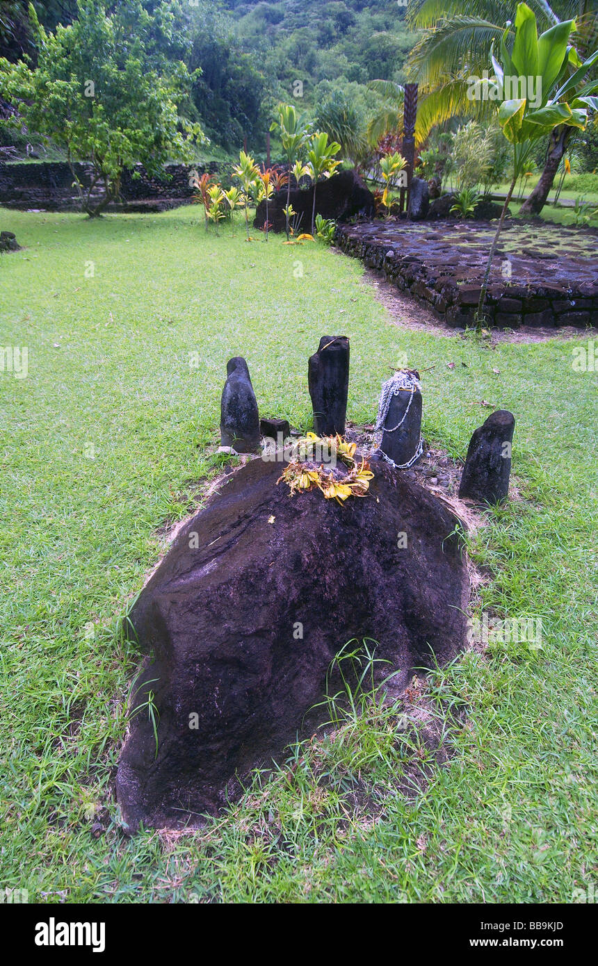 Tiki Stein mit angeboten zu Marae Arahurahu, eine Website komplett restaurierten antiken Tempel in der Nähe von Paea, Papeete, Tahiti, Französisch-Polynesien Stockfoto