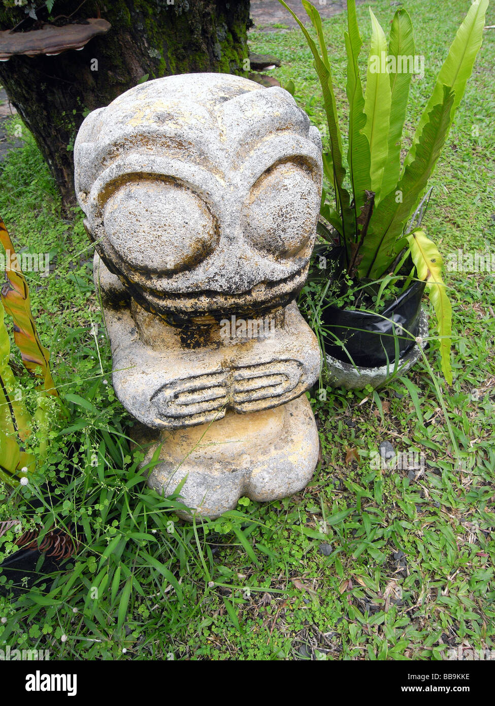 Stein gehauen Tiki in Garten, Tahiti, Französisch-Polynesien. Keine PR Stockfoto