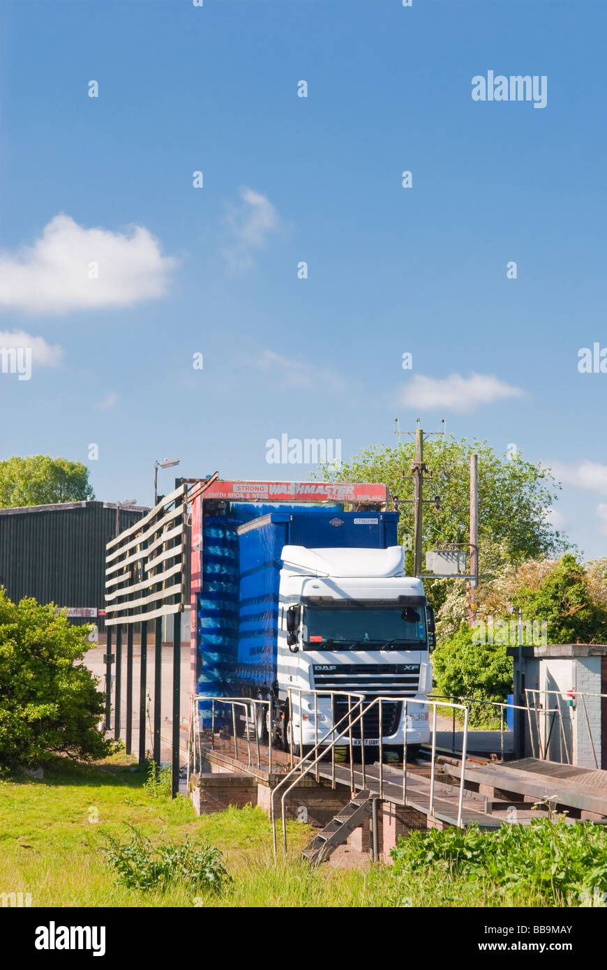 Ein LKW durch eine automatische große Industriefahrzeug Autowäschemaschine, Waschen der Kabine und Anhänger im Vereinigten Königreich Stockfoto