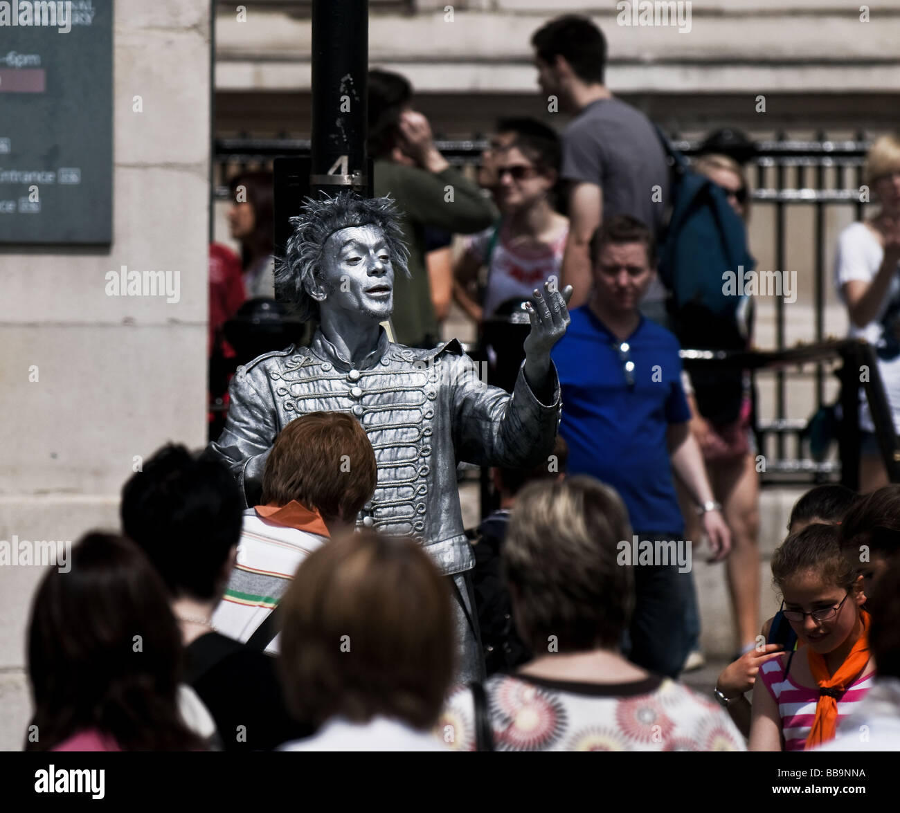 Eine lebende Statue Straßenkünstlerin in London. Stockfoto