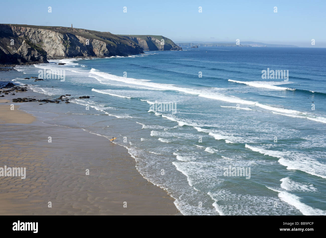 Wellen bis Porthtowan Strand in Cornwall UK. Stockfoto