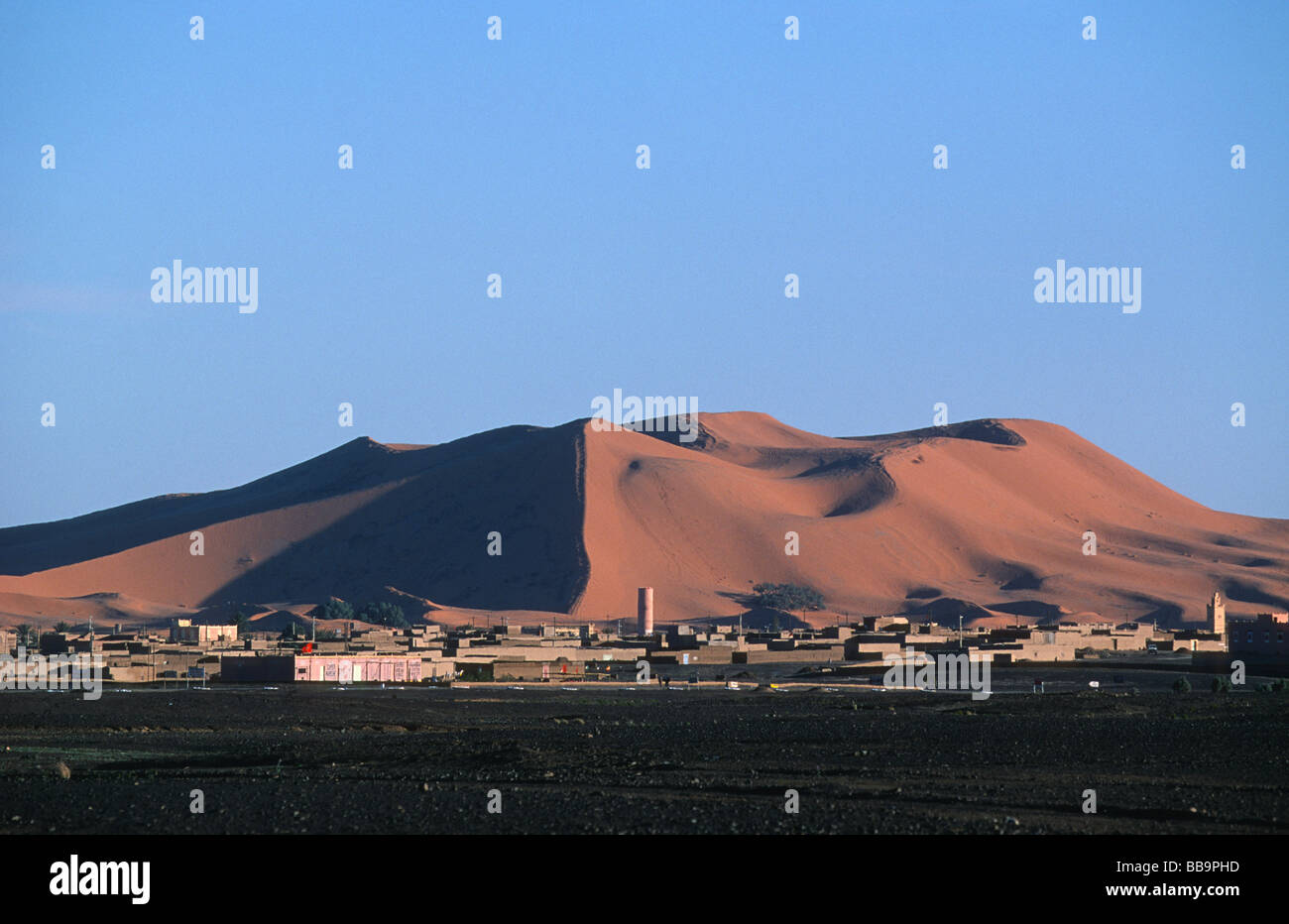 Hohen Erg Chebbi Sanddüne hinter der Oase Merzouga, Westsahara, Marokko Stockfoto