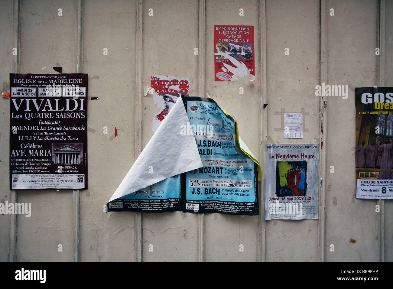 Paris-Wand-Werbung-Plakate-Ankündigungen Stockfoto