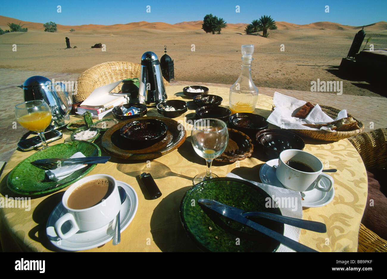 Frühstück-Anordnung im Hinterhof der Kasbah Auberge mit Sanddünen hinter Hassi Labied, Erg Chebbi, Marokko Stockfoto