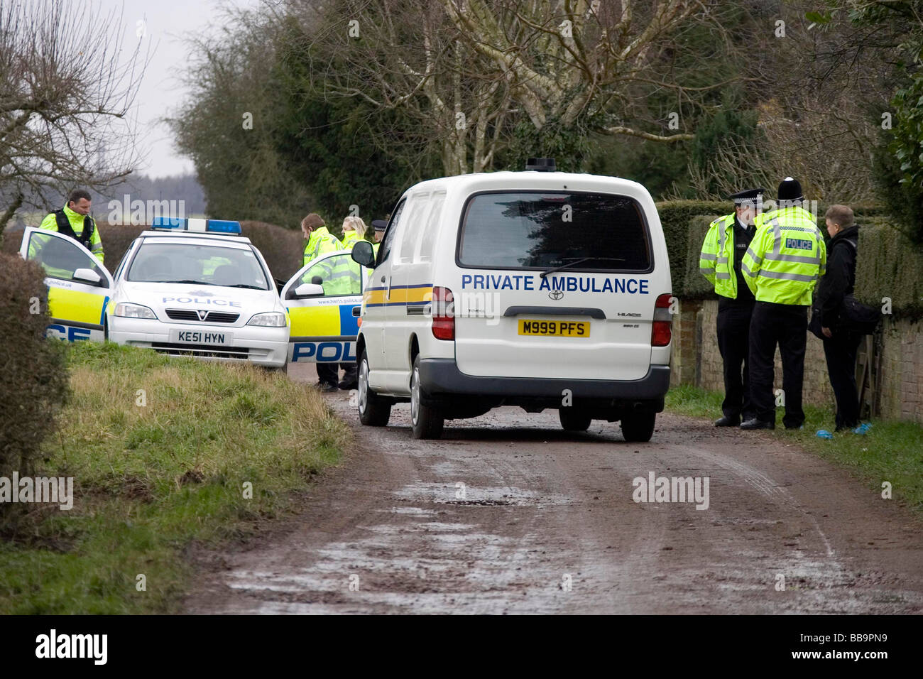 Eine private Ambulanz kommt zum Mitnehmen eines Körpers entdeckt von der Polizei in der Nähe einer Landstraße in Hertfordshire Stockfoto