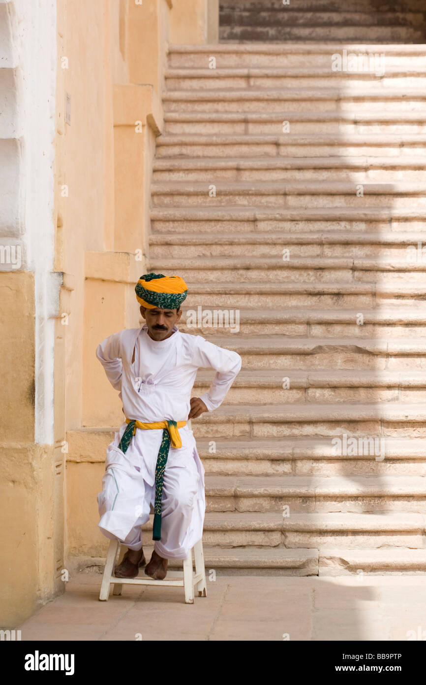 Indien Rajasthan Jodhpur Mehrangarh Fort Innere der Festung Garde in traditioneller Kleidung Stockfoto