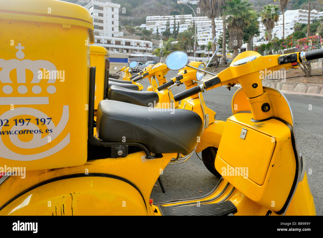 Correos, Postal Service, gelbe Roller außerhalb Postamt Puerto Rico, Gran Canaria, Kanarische Inseln, Spanien, Europa. Stockfoto