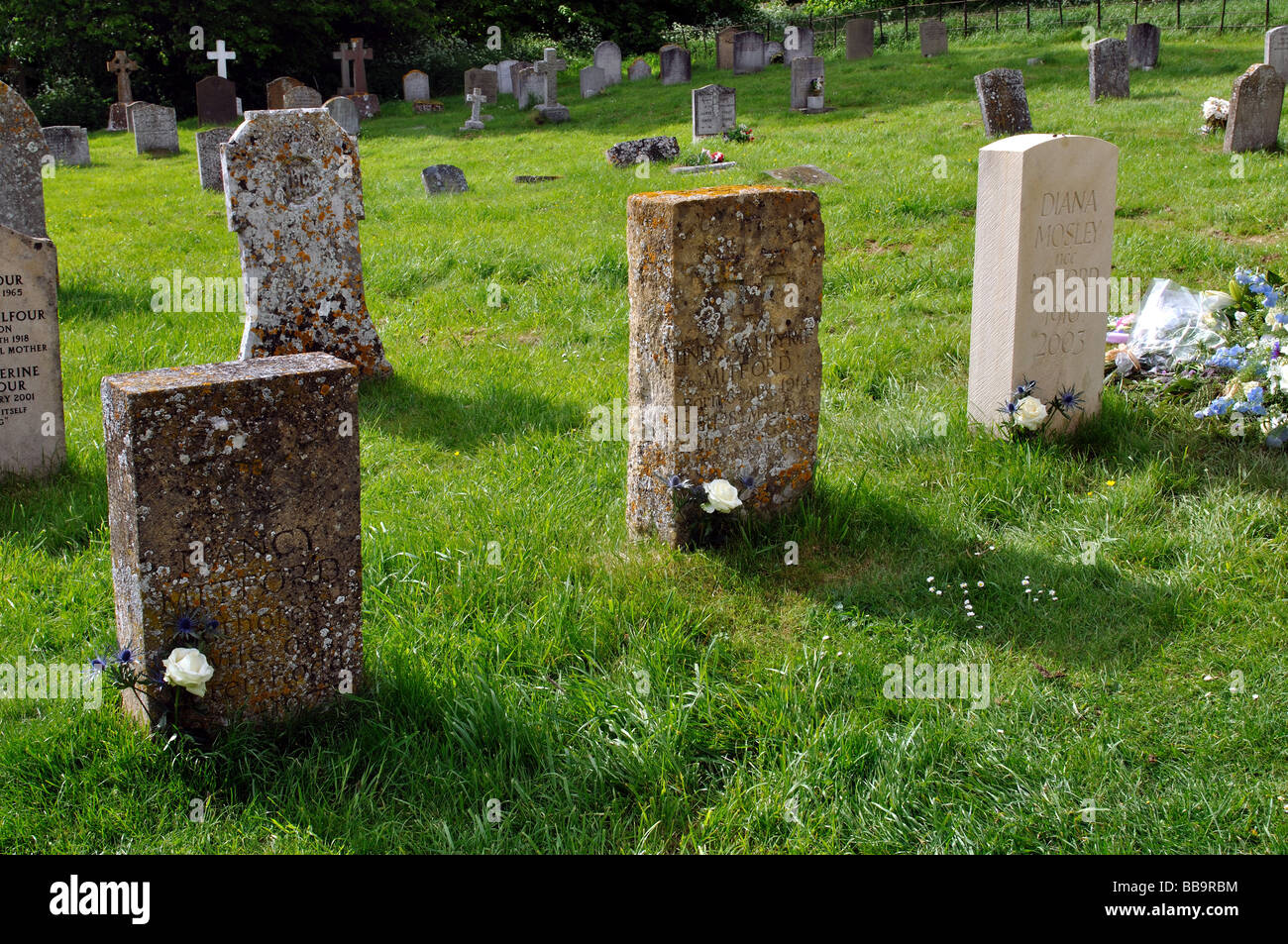 Die Mitford Familie Grabsteine, Str. Marys Kirchhof Swinbrook, Oxfordshire, England, UK Stockfoto