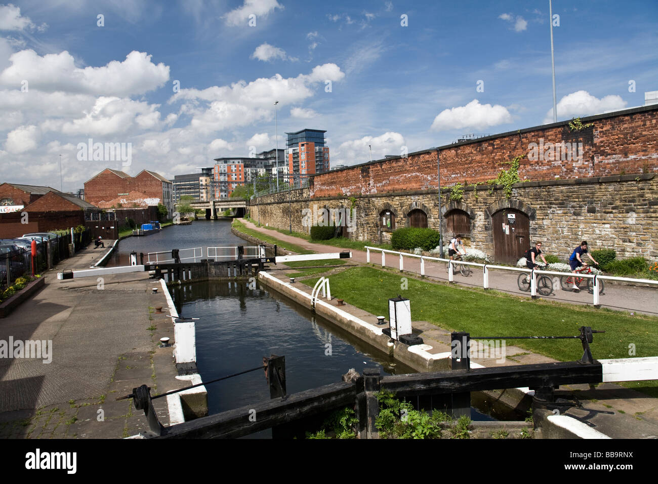 Schleuse am Leeds-Liverpool-Kanal bei Leeds-Kanal-Becken Stockfoto