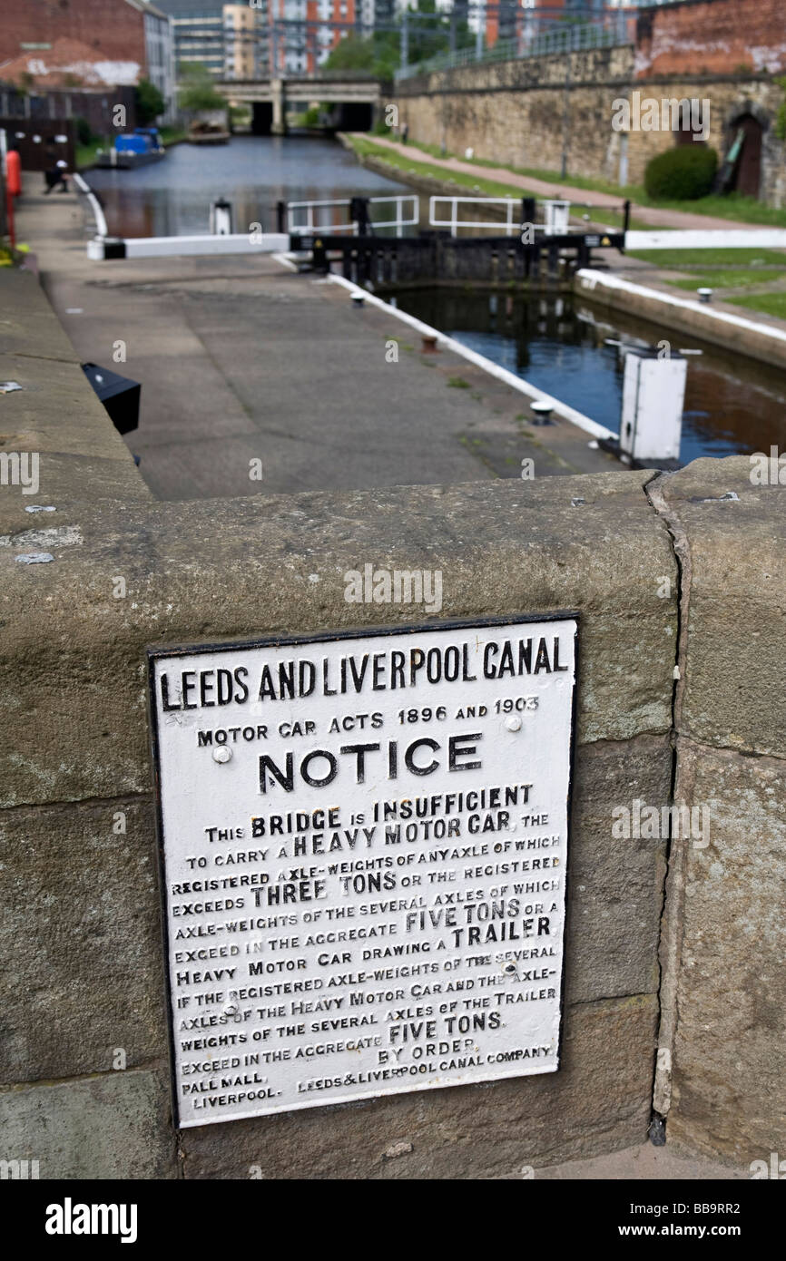 Altes Schild am Kanalschleuse am Leeds-Liverpool-Kanal bei Leeds-Kanal-Becken Stockfoto