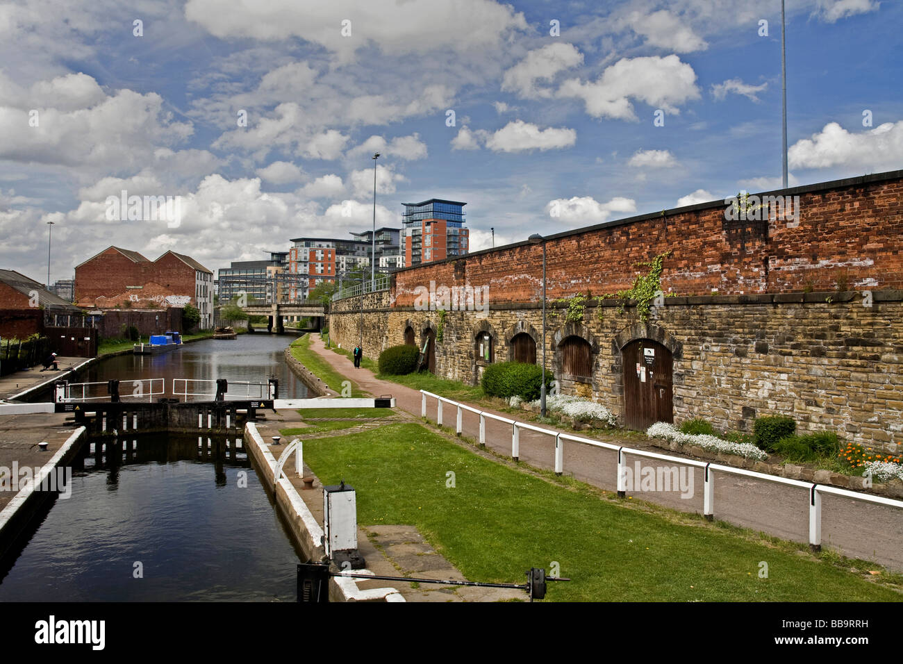 Schleuse am Kanal bei Leeds Leeds Liverpool Canal Basin, Yorkshire Stockfoto