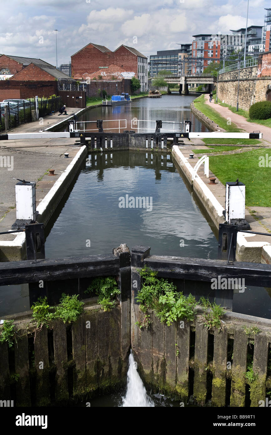 Schleuse am Leeds-Liverpool-Kanal bei Leeds-Kanal-Becken Stockfoto