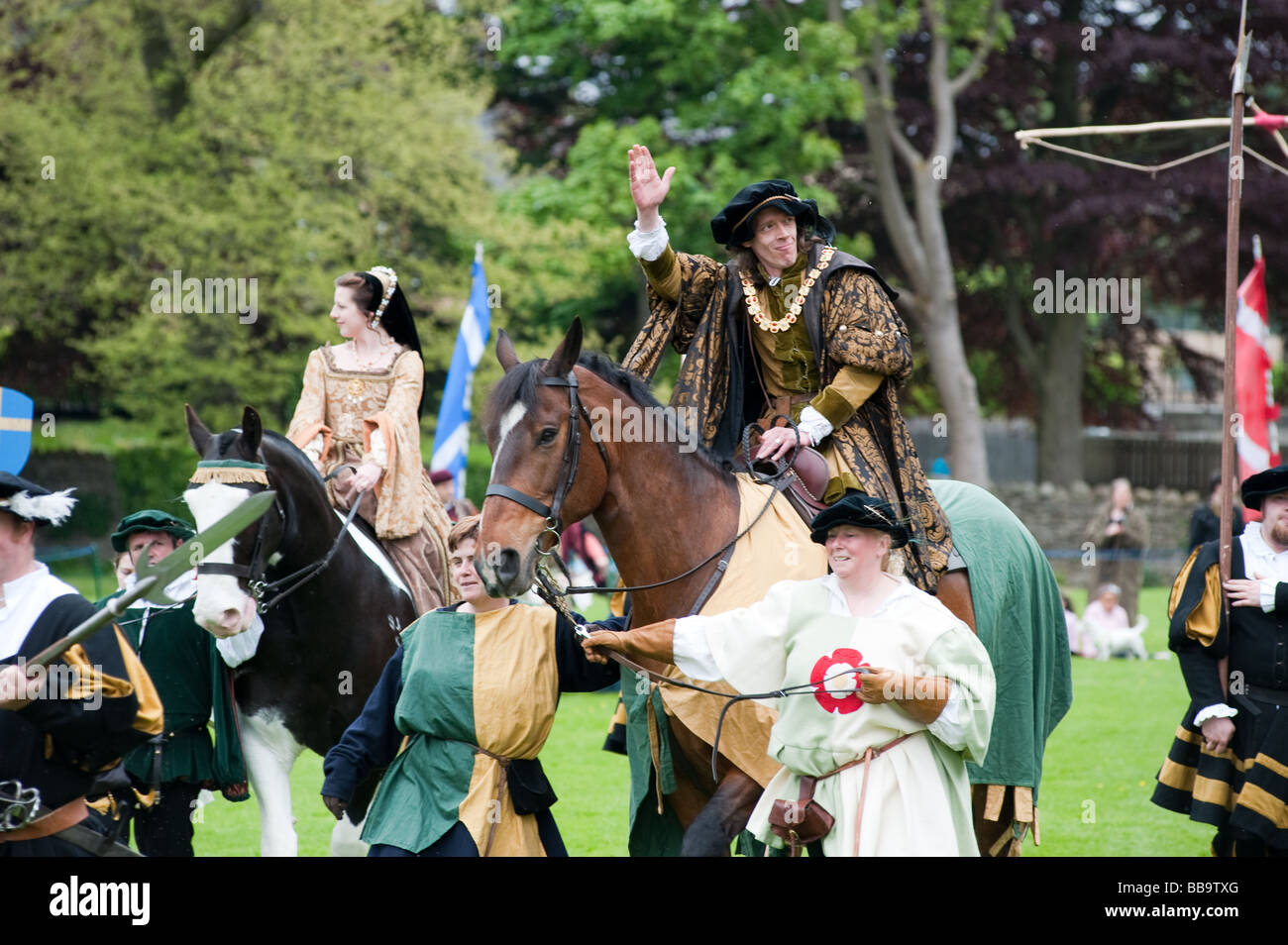 Der "König" und "Königin" ankommen in Linlithgow Palace, Schottland Stockfoto